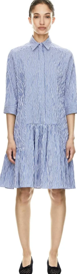 Gestreiftes Midikleid mit Seersucker-Optik Blau