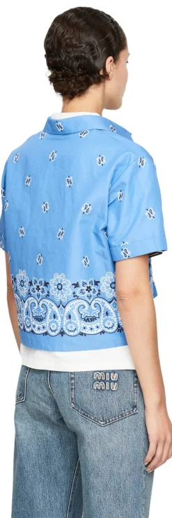 Kurzarm Bluse mit Bandana-Print Blau