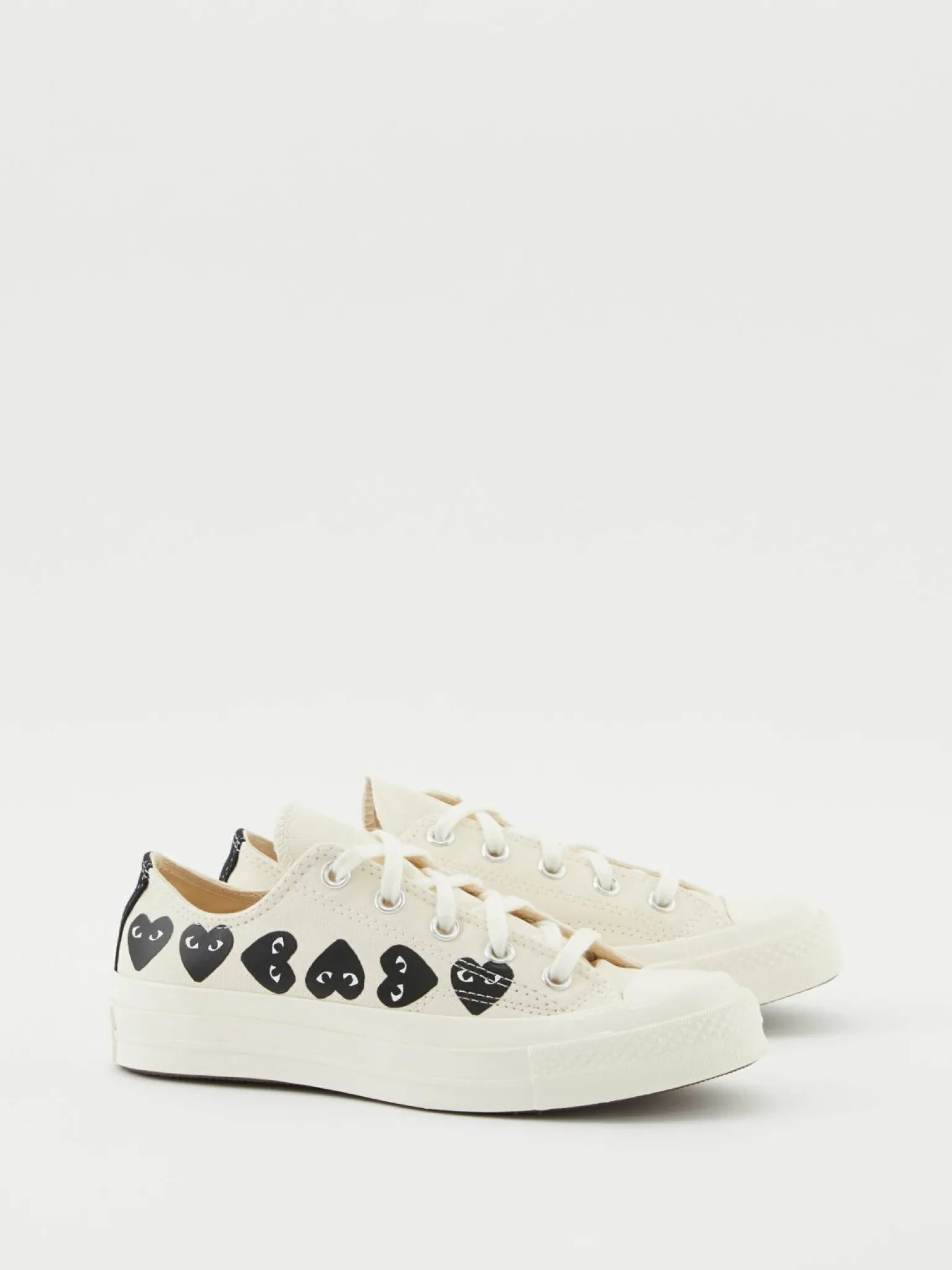 Low Top Chucks 'Play Converse Heart' Crème