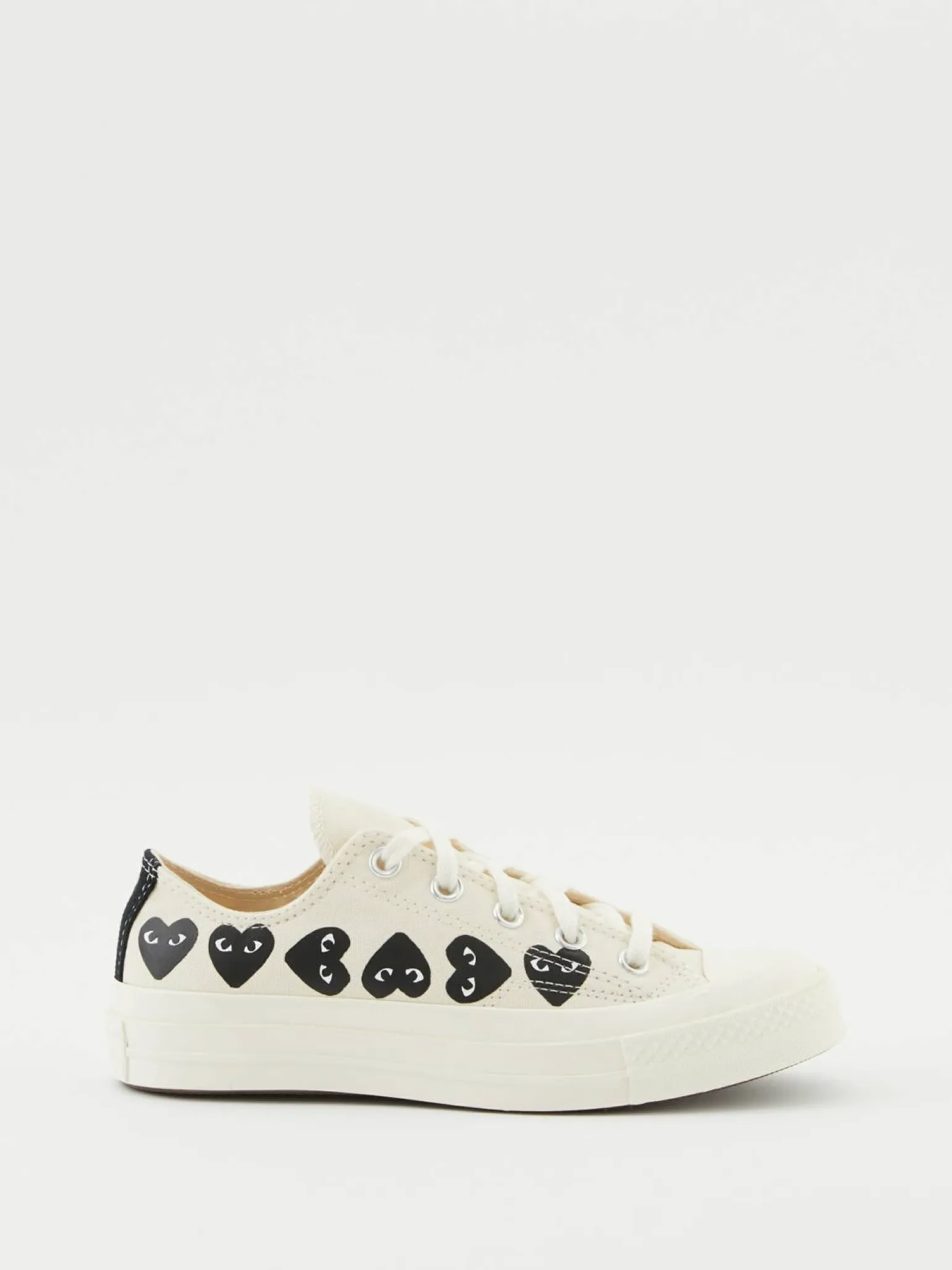 Low Top Chucks 'Play Converse Heart' Crème