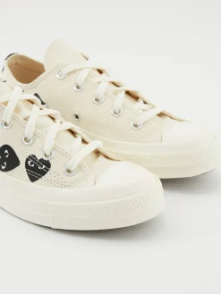Low Top Chucks 'Play Converse Heart' Crème