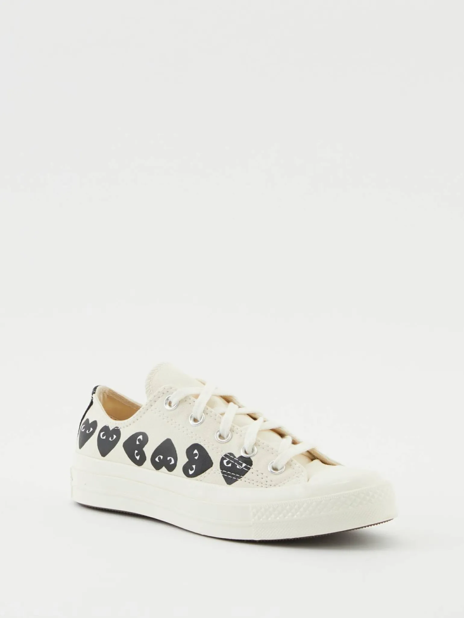 Low Top Chucks 'Play Converse Heart' Crème