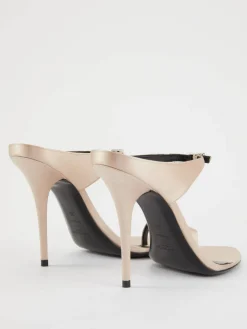 Mules 'Dive' Genuine Nude