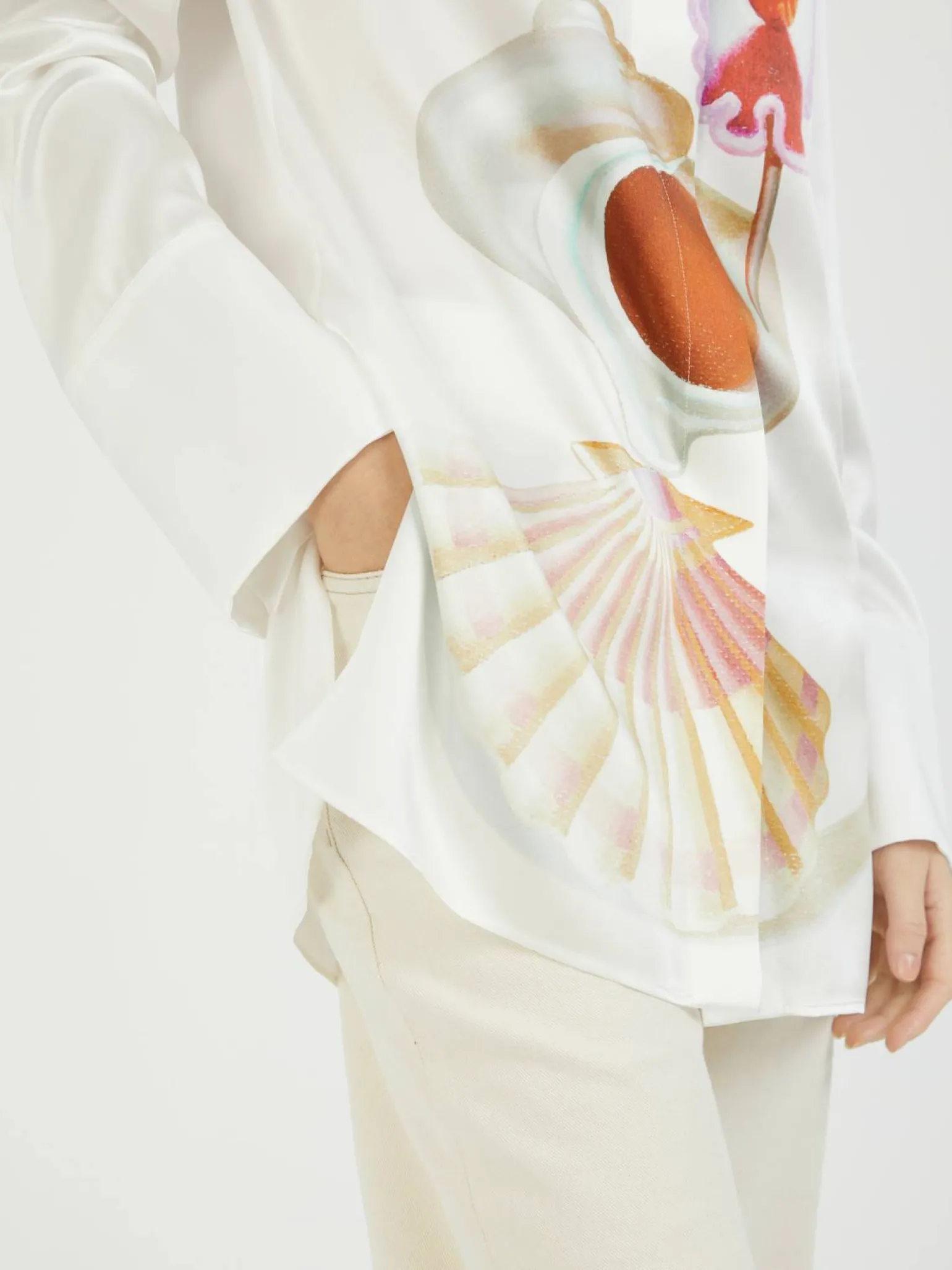 Seidenbluse mit verspieltem Aufdruck Weiß/Violett